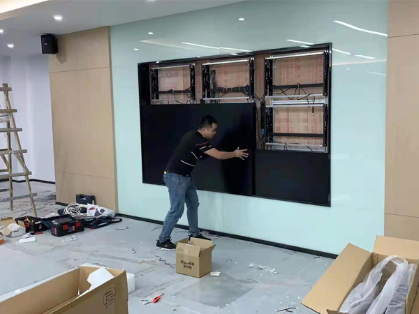 福建福州陽(yáng)光假日廣場(chǎng)辦公樓二樓46寸1.7MM3X3矩陣+液壓支架